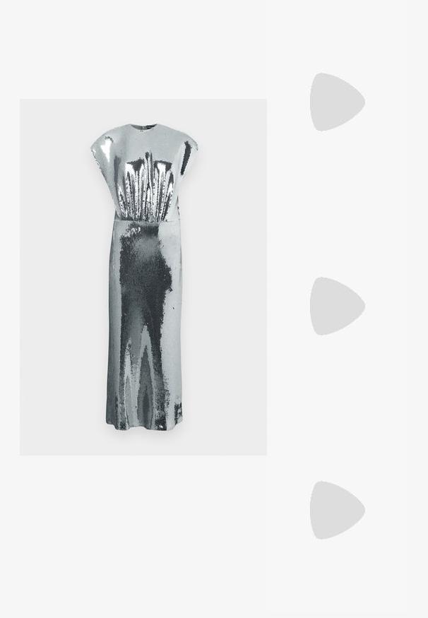 Robe longue sans manches en sequins argentés avec un col haut et de subtils motifs texturés réfléchissant la lumière.; Sandale à talon en métal argenté avec une large bride sur l'avant, une bride à la cheville et un talon carré. Texture lisse avec une finition brillante et un design minimaliste.; Pochette argentée brillante avec rabat style enveloppe et garniture décorative, petite bandoulière chaîne argentée, sur fond clair uni.; Boucles d'oreilles en argent présentant un design en cascade avec plusieurs rangées de strass scintillants, des pointes effilées et de délicates nuances de chaîne.