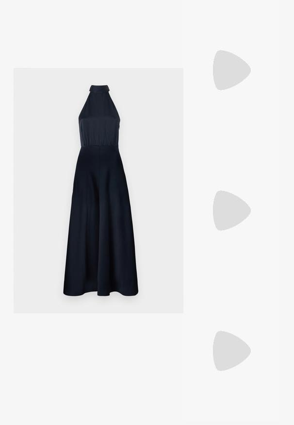 Marineblå halterneck-kjole med tætsiddende bodice og fløjlsagtig nederdel. Fremstillet af glat stof, med plisseret struktur og skulderkrave-detalje.; Sort slingback pumpe med spids tå, prydet med rhinsten. Har et strømlinet design, høj stilettosandalhæl og en glat indvendig foring.; myMo at night Håndtasker - silver; Rhinestone stjerne øreringe med dryppende frynsedetaljer, præget af sølvfarve og en blank, reflekterende overflade. Stjernedesign med detaljeret udformning.