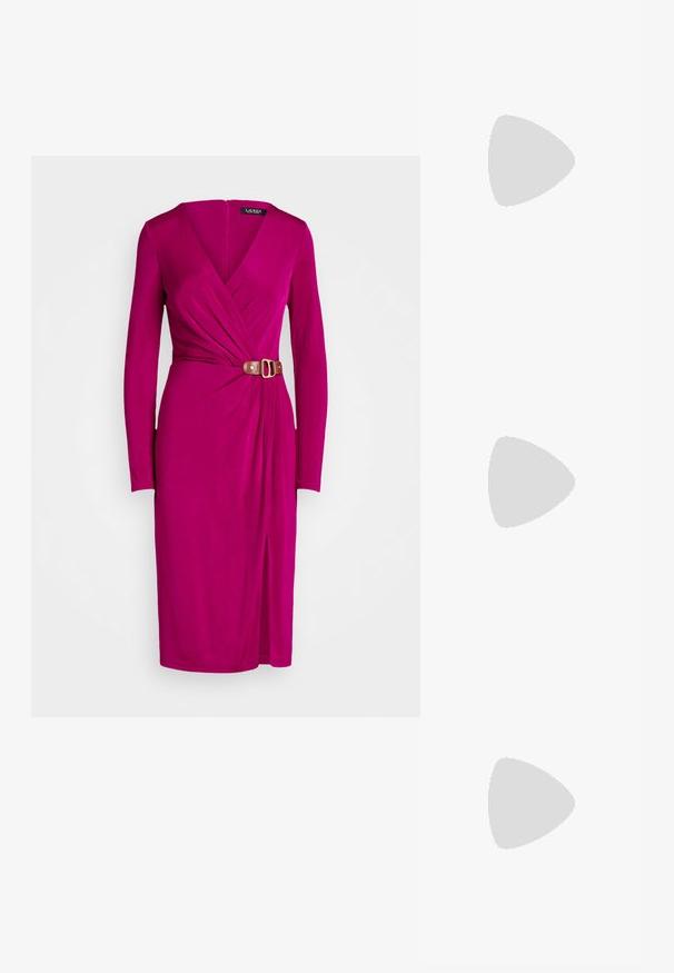 Lauren Ralph Lauren BERTEE LONG SLEEVE COCKTAIL DRESS - Koktailové šaty/večierkové šaty - fuchsia berry; Hnedé kožené sandále na vysokom podpätku s elegantným dizajnom, nastaviteľným remienkom okolo členku a decentným zlatým prackovým detailom. Otvorená špička a hladká textúra.; Obdĺžniková zlatá kabelka s lesklým povrchom, kovovým zapínaním a krátkym zlatým retiazkovým držadlom na svetlom jednofarebnom pozadí.; Zlaté visiace náušnice s dizajnom zhlukovania, obsahujúce okrúhle a slzovité priehľadné kryštály, ktoré predvádzajú precízne detaily.