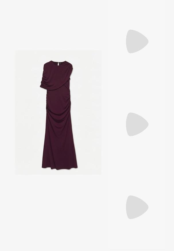 Vestido largo morado oscuro de un solo hombro con detalles fruncidos en la tela y un pequeño cierre en forma de ojo de cerradura en la parte posterior del escote.; Tacón slingback de charol negro con punta afilada, diseño elegante y tacón stiletto estrecho. Textura suave, adornos minimalistas.; Pequeño bolso negro brillante con dos asas largas y detalles de cordón lateral sobre un fondo claro liso.; Un par de pendientes de aro en forma de media luna pulidos en plata, con respaldos de plástico transparente, sobre una superficie blanca.