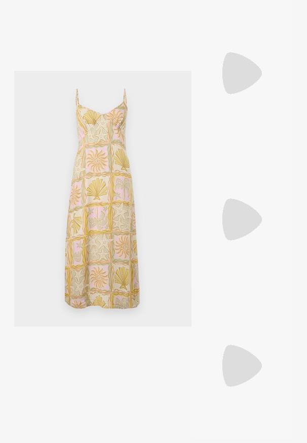 Robe maxi sans manches avec bretelles spaghetti, présentant un motif à carreaux rose, beige et jaune avec des coquillages, étoiles de mer, palmiers et motifs soleil.; Sandales plateforme espadrilles beiges avec une tige en textile tissé, des sangles croisées, une boucle à la cheville et une semelle en jute texturé.; Sac cabas en paille tissée beige avec deux poignées en cuir marron clair et un monogramme brodé subtil au centre avant.; Boucles d'oreilles créoles dorées en forme de croissant, avec une surface polie et un fermoir à charnière. La texture lisse et la finition réfléchissante améliorent la visibilité.