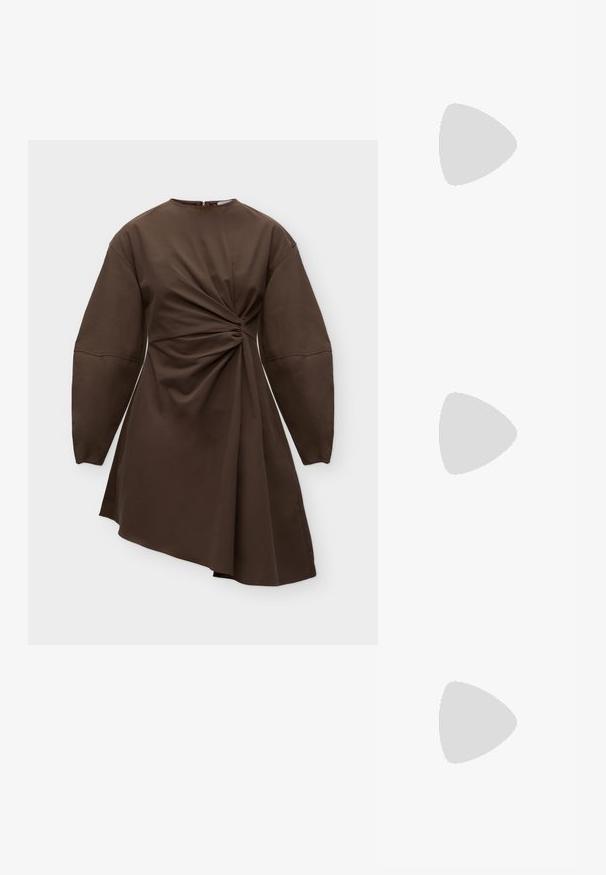 Bruine jurk met lange mouwen met gerimpelde draaidingdetail ter hoogte van de taille en asymmetrische zoom, getoond tegen een effen achtergrond.; RAID RENZO - Laarzen - brown; Ronde, bruin getinte zonnebril met een glanzend bordeauxrood frame. Slanke pootjes met subtiele merkdetails. Vlakke lensontwerp.; Bruine lakleren handtas met een rechthoekige vorm, twee lange handvatten en subtiele gebogen accenten aan de voorkant.