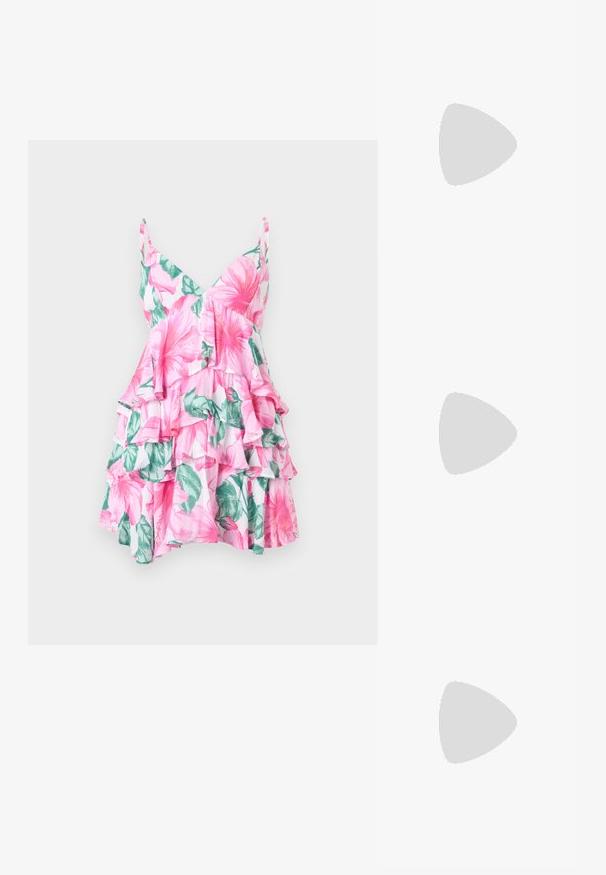 Vestido floral con escote en V, patrón de flores sobredimensionadas en rosa y verde, volantes en capas y un tejido ligero.; Sandalias de tacón de charol rosa con punta cuadrada, tiras estrechas y un tacón geométrico cuadrado. Presenta un detalle de hebilla en la tira.; Pequeño bolso blanco con rosas de tela que cubren su cuerpo y una delgada correa única como asa, sobre un fondo liso.; Accesorio para el cabello de color rosa y brillante con forma de gran lazo, con una textura suave y una delgada correa para asegurarlo en su lugar.