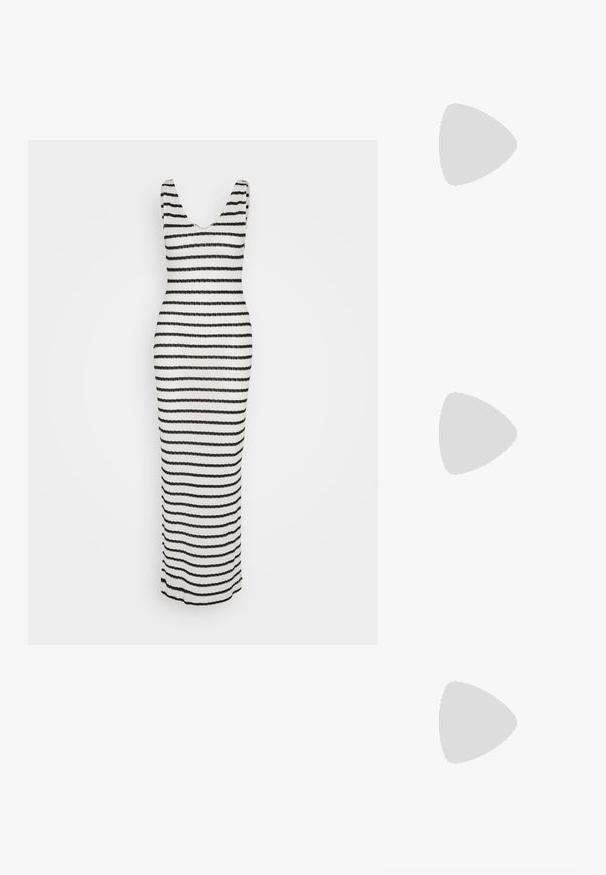 Strick-Maxi-Kleid mit tiefem V-Ausschnitt, horizontalen schwarz-weißen Streifen und einer figurbetonten Silhouette. Weiche Textur ohne zusätzliche Details.; Schwarze Rutsch-Sandale mit überkreuztem Riemendesign, flacher Sohle, matter Textur und minimalistischer Silhouette. Geeignet für Freizeitkleidung.; Braune Schildpatt-Sonnenbrille mit einer Vintage-Cat-Eye-Form und braunen Gläsern. Verfügt über gebogene Bügel mit roten Akzenten.; Gestreifte, gewebte Tasche in Schwarz und Beige mit einem lässigen Design, strukturierten Oberflächen und einem kleinen Lederakzent. 