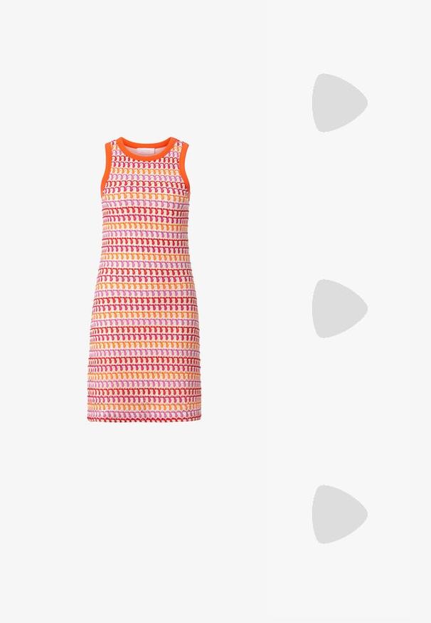 Mouwloze jurk met een textuur gebreide patroon in levendige kleuren: rood, oranje, roze en crème. Ronde halslijn met oranje bies.; Witte leren cowboylaars met een spitse neus, geborduurd bloemmotief en een gestapelde houten hak. Bevat een grepen tab voor gemakkelijk aan- en uittrekken.; Witte zonnebril met ronde montuur, donkere getinte glazen en licht gebogen pootjes, rustend op een witte ondergrond.; Witte handtas van lakleer met dubbele afgeronde handvatten, zilverkleurige ritsluiting en subtiel "estro"-logo aan de voorkant.