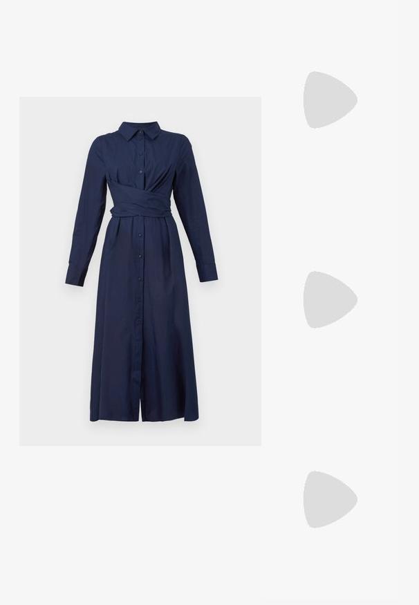 Vestido azul marino con botones, cuello, mangas largas y una cintura retorcida y fruncida. Presenta una silueta recta y un dobladillo a la altura de la rodilla.; Zapatos de tacón slingback de charol burdeos con punta afilada, alto tacón de aguja y una textura suave y elegante. Detalle de correa ajustable.; Bolso de cuero negro con bolsillo con cremallera plateada y tirador de cremallera en forma de anillo, doble asa con anillos plateados y correa con hebilla desmontable.; Pendientes de metal en tono dorado, con forma suave y redondeada y acabado pulido. Diseño sencillo sin adornos adicionales.
