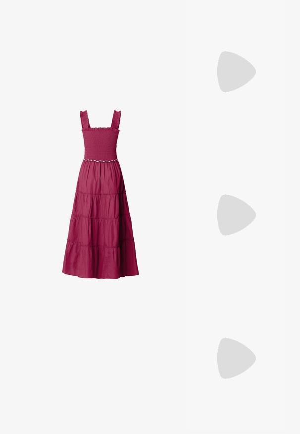 Mouwloze donkerroze maxi-jurk met geplooide top, gerimpelde bandjes, een gelaagde rok en een decoratieve witte touwriem in de taille.; Leren blokhak schoenen met een glanzende donkerburgundy afwerking, voorzien van een gespstrap en een rond neusstuk. Getextureerde zool voor grip.; Donkerbruine gevlochten leren schoudertas met een zachte, afgeronde vorm en brede handgreep, met een klein aangehecht leren label.; Kleine gouden oorringen met een hangend teckelvormig hangertje op een effen witte achtergrond.
