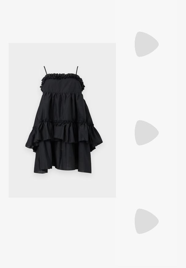 Sort ærmeløs kjole med tynde stropper, flæset udskæring og lagdelt, rynket nederdel med asymmetrisk kant.; Melissa QUANTUM THONG X DIESEL - Sandaler m/ tåsplit - black; Sort taske med krokodilletekstur, rynket øverste kant, samlet hank og snore med kvaster på hver side mod en hvid baggrund.; Sølv stjerneformede øreringe med en glat, poleret finish på en ensfarvet hvid baggrund.