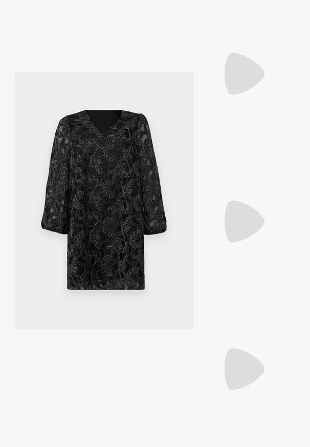 Vestido negro con escote en V, mangas largas con volumen y sobrecapa de encaje floral que presenta intrincados patrones de hojas y flores. Acabado texturizado.; Zapato de tacón alto de charol negro con punta afilada, correa en el tobillo y ancho tacón bloque para mayor estabilidad, con una textura suave y brillante.; Bolso de mano de imitación cuero blanco con una forma triangular estructurada, correa ajustable única y cierre con solapa acentuada en curva.; Pareja de pendientes de aro plateados brillantes con cierres de alambre delgado, mostrados sobre un fondo gris claro.