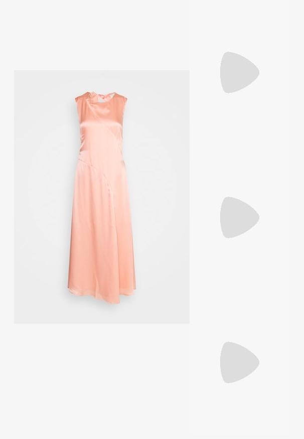 Holzweiler LISA DRESS - Koktailové šaty/večierkové šaty - pink; Zlaté sandále na podpätku s textúrovaným, prekladaným dizajnom a výraznou mašľou. Popruh okolo členka s nastaviteľnou sponou, stredný blokový podpätok.; Biela textúrovaná kabelka na ruku s nariaseným dizajnom, s zlatým reťazovým popruhom. Hladký povrch s jemnými vlnkami a zaoblenými hranami.; HUGO KREIT PISTIL CHAIN - Náušnice - gold-coloured