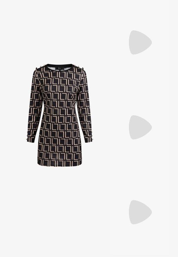 Langærmet sort kjole med beige geometrisk firkantet mønster og dekorative knapper på skuldre og manchetter, figursyet silhuet.; Hvide knæhøje støvler med en glat, blank finish. Firkantet blokhæl og diskret syningsdetalje langs siden.; Sorte solbriller med en glat plastramme, ovale linser, der går fra mørke til lysegrå, og afrundede kanter.; Sorte patentlæder håndtaske med et struktureret design, der har et top håndtag, guld hardware detaljer og en lille frontklap.