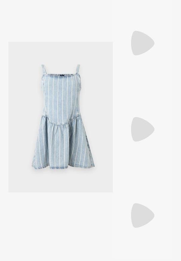 Ærmeløs blå- og hvidstribet kjole med firkantet halsudskæring og udvidet skørt med indsamlet talje på en lys baggrund.; Mørkeblå gummiflipflop med tekstureret sål og en Y-formet strop på en ensfarvet lys baggrund.; Lille sort blank håndtaske med to lange håndtag og snøre-detaljer i siden på en ensfarvet lys baggrund.; Sølv stjerneformede øreringe med en glat, poleret finish på en ensfarvet hvid baggrund.