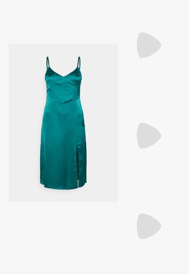 Hollister Co. Cocktailjurk - dark green solid; Zwarte leren hoge hak sandaal met een enkele band over de tenen, enkelband, gouden hardware en een slanke stiletto hak.; Zwarte fluwelen clutch met gouden hardware, rechthoekige vorm en kettingband, met een zachte textuur en zonder zichtbare patronen.; Gouden druppeloorbellen met ronde, heldere edelstenen aan de basis. Gelaagd bovenstuk met kleine, ronde accenten langs de ring.