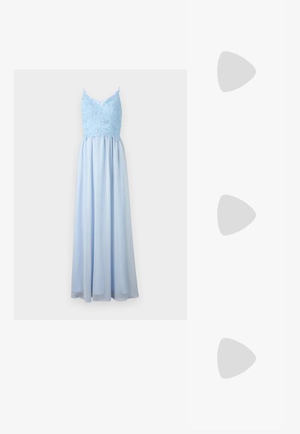 Vestido azul claro con un corsé de encaje y tirantes finos, con una falda fluida que llega hasta el suelo. Textura de tela suave.; Sandalia de tacón bajo con tiras plateadas, textura metálica, correa de tobillo ajustable y diseño de punta abierta. Plantilla lisa.; Gafas de montura redonda claras con lentes de plástico transparente y brazos de metal plateado. Diseño minimalista con detalles sutiles en la bisagra.; Bolso de mano metálico plateado con cierre de solapa, diseño tipo sobre y correa de cadena desmontable. Textura suave con costuras en ángulo.