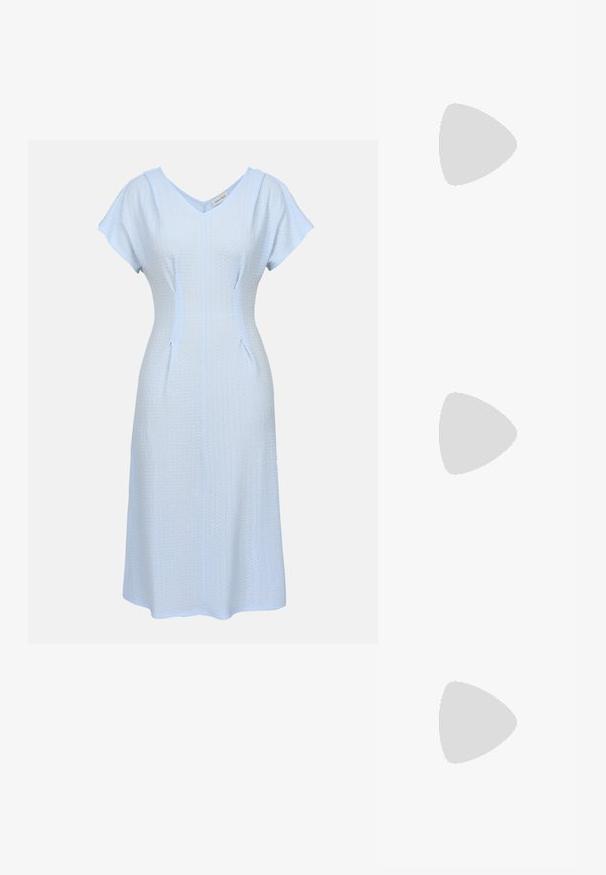 Anna Field by Zalando Vestido informal - blue; Zapato de tacón alto de charol beige con punta afilada, correa en el tobillo y tacón grueso. Textura suave con detalles de costura mínimos.; Bolso de mano de cuero suave de color crema con diseño fruncido y plisado y una delgada correa para el hombro que descansa delante sobre un fondo liso.; Pendientes de aro de metal plateado con superficie lisa y ligeramente curvada y cierre de tipo mosquetón sobre un fondo blanco liso.
