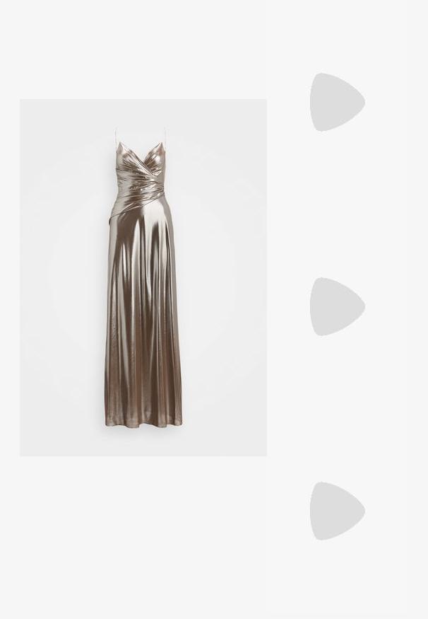 Metallic bronze aftenkjole med tætsiddende liv, draperet front og justerbare spaghetti-stropper. Glat, skinnende stof med en gulvlængde design.; Sort slingback pumpe med spids tå, prydet med rhinsten. Har et strømlinet design, høj stilettosandalhæl og en glat indvendig foring.; Metalisk guldnettaske med samlet top og kæderem. Har et mønster af små skinnende elementer i et gitter og en struktureret form.; Guldtonede chandelierøreringe med en klynge-design, der har runde og tårnformede klare krystaller, der fremhæver detaljerne.