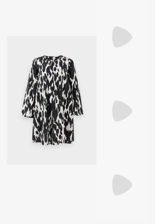 Robe noire et blanche avec un imprimé léopard audacieux, à manches longues et silhouette droite, faite de tissu texturé.; Cuissardes noires en cuir lisse, avec un bout carré et un talon épais et texturé. Design simple et épuré.; Lunettes de soleil rectangulaires noires avec des verres teintés foncés, monture en plastique épaisse et branches larges. Surface lisse et design angulaire.; Sac à main en cuir noir de forme arrondie, décoré de clous argentés et équipé d'une poignée courte. Texture lisse et fermeture éclair.