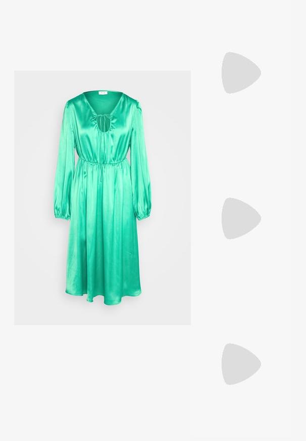 VILA VIPETIA V NECK MIDI DRESS - Vestido de cóctel - green bee; Zapato de tacón alto de ante negro con punta afilada, textura suave y tacón de aguja delgado. Diseño clásico con una silueta elegante.; Bolso de mano negro con una textura suave, que presenta una cadena dorada y un cierre de solapa geométrica delineado en dorado.; Pendientes de plata con cadenas colgantes, adornados con múltiples piedras preciosas transparentes dispuestas en un patrón lineal, que ofrecen un efecto deslumbrante.