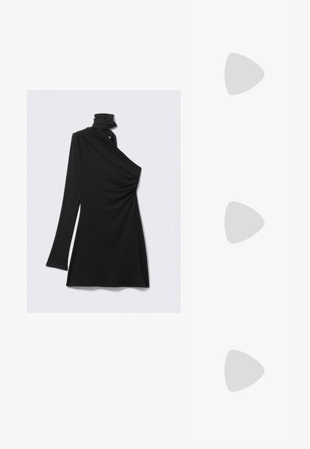 Sort étuikjole med én skulder, lavet af blødt stof. Den har et draperet design med samling på siden og en høj hals. Længesleeven er tætsiddende.; Sort knehøj støvle med spids tå, mellemhøj buet hæl og tekstureret læder med krokodillemønster.; Store sorte pilot-solbriller med mørketonede linser, vist mod en hvid baggrund.; Sort skuldertaske i læder med buet bund, sølv oval logo på fronten og tynd justerbar rem mod hvid baggrund.