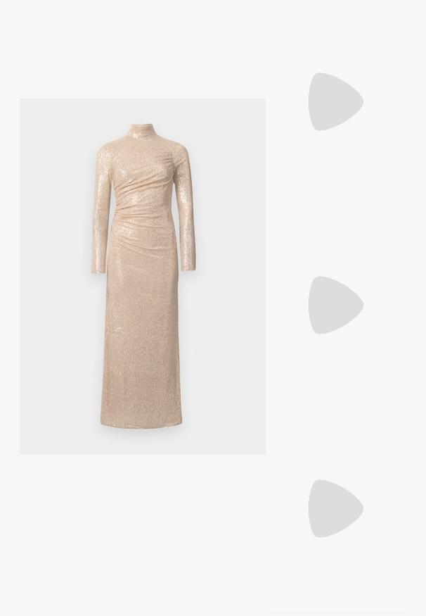 Lang, aansluitend jurkje in een lichte beige kleur, gemaakt van paillettenstof. Heeft een hoge hals en lange mouwen met geraffineerde details.; Gouden metallic hoge hakpomp met een spitse neus en een gladde textuur. Beschikt over een gesloten hiel en een slanke, elegante stilettoontwerp.; Gouden geweven leren clutch met geplooide bovenkant en dun gouden kettingriempje op een witte achtergrond.; Gouden oorhaken met grote perzikkleurige druppelstenen omgeven door kleine heldere kristallen op een effen witte achtergrond.