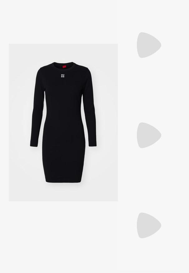 Musta pitkähihaine mekko, joka on valmistettu pehmeästä, joustavasta kankaasta. Ominaisuuksiin kuuluu pyöreä pääntie ja valkoinen "HUGO"-logo rinnassa. Muotoon pukevan designin.; Mustat nahkasaappaat nilkkamittaisella varrella, teräväkärkiset ja geometrisen muotoiset korkokengät. Sisältävät hienovaraisen brändäyksen ja sileän pinnan. Taustalla on teksturoidut laatat.; Musta nahkainen olkalaukku, jossa on kaareva suorakaiteen muoto, punottuun mustaan hihnaan kudottu kultainen ketju ja yläosan vetoketjusuljin.; Hope hopea, joissa on kiiltävä pinta ja DKNY-brändäys, aseteltuna yksinkertaista valkoista taustaa vasten.