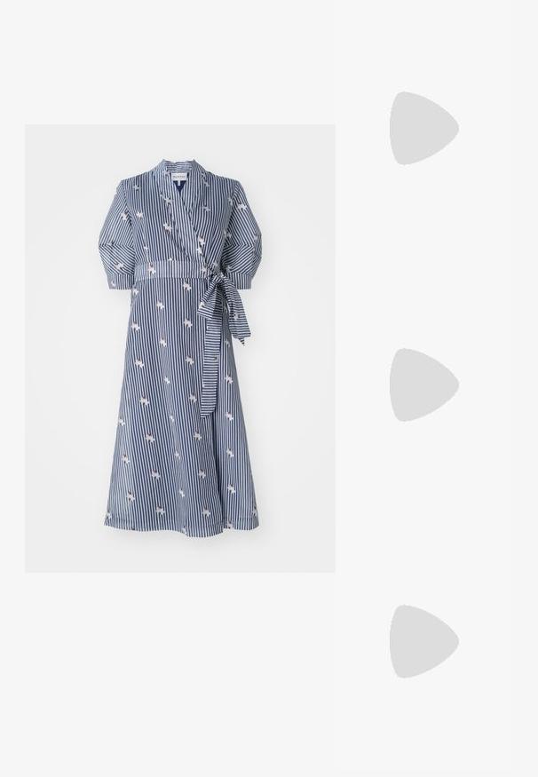 Robe portefeuille rayée en bleu marine avec des accents floraux, manches courtes bouffantes et taille ceinturée. Fabriquée en tissu léger.; Chaussures à talons noires à bride arrière avec un bout pointu, en cuir lisse, et un design épuré et minimaliste. Talon aiguille haut.; Sac à main en cuir texturé vert avec une bandoulière noire, doté d'un rabat et d'une poche avant. Accents en métal doré et design minimaliste.; Boutons de manchette en argent avec des incrustations de coquillage d'abalone irisé rectangulaires sur un fond blanc uni.