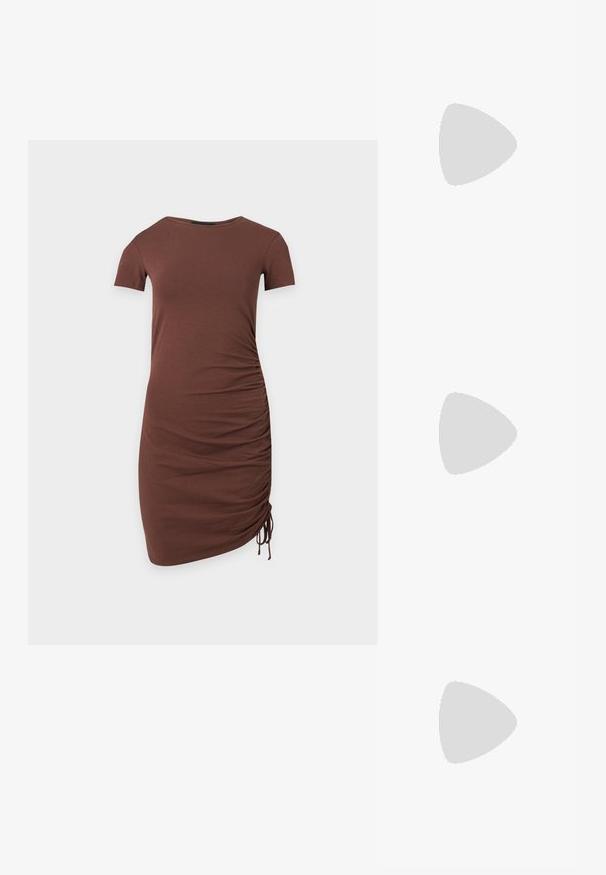 Robe marron à manches courtes avec détail froncé et cordon latéral, longueur genou, design uni, présentée sur un fond gris clair.; Sandale blanche à semelle plate avec une sangle texturée et une semelle ronde et surélevée. Le matériau semble lisse et durable avec un motif subtil.; Sac à épaule en métal doré, de forme arrondie, texture lisse, avec une sangle plate et un détail en boucle décoratif à l'avant.; Paired boucles d'oreilles en métal doré poli de forme irrégulière avec un centre ouvert sur un fond blanc uni.