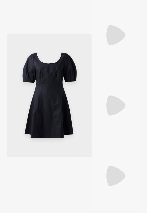 Vestido de algodón negro con mangas abombadas, escote redondeado y cuerpo ajustado que se transforma en una falda en A. Color sólido, textura suave.; Chanclas negras con una amplia correa en forma de V, hechas de goma. Llevadas con jeans rectos de color azul claro, que muestran un denim texturizado.; Cárdigan negro de punto, blusa blanca, falda de mezclilla con patrón de diamantes en azul y negro, bolso negro y sandalias deslizantes beige.; Pendientes de aro de oro con un diseño suave y redondeado. Superficie pulida y cierre trasero seguro. Miden aproximadamente 2 pulgadas de diámetro.
