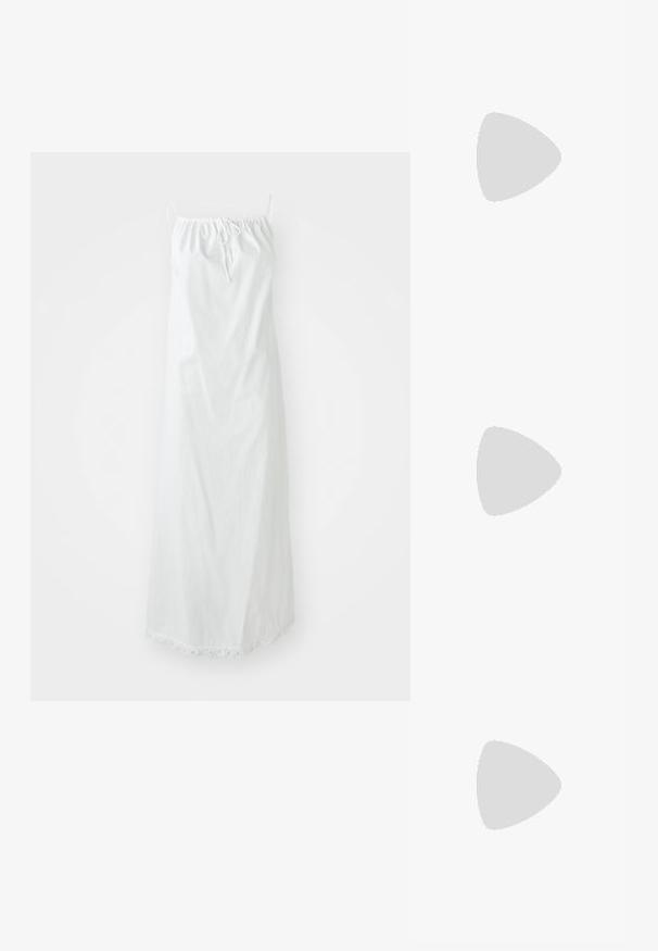 Witte katoenen maxi-jurk met verstelbare spaghettibandjes, geplooide halslijn en geschulpte zoomdetails. Gladde textuur en vloeiende ontwerp.; Zwarte teenslippers met een minimalistisch ontwerp, voorzien van dunne banden en een platte zool. Het materiaal lijkt op plastic met een gladde textuur.; Zwarte geweven tas met een ovale vorm, voorzien van gladde handvatten en een gestructureerd netachtig ontwerp. Etiket zichtbaar aan de zijkant.; Gouden en zilveren metalen oorbellen met ineengestrengelde lussen, waarbij één lus een glanzende rode afwerking heeft en een gepolijste textuur.
