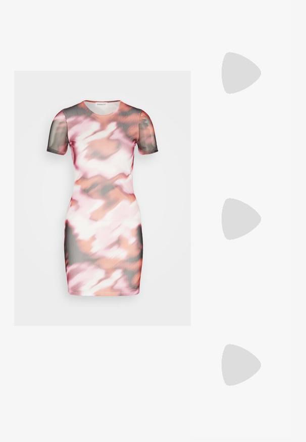 Even&Odd Denné šaty - pink; Strieborná sandála na vysokom podpätku s blokovým podpätkom, otvorenou špičkou a remienkom okolo členku. Má lesklý patentovaný povrch a pohodlnú podrážku.; Fialová kožená kabelka s oblým tvarom, jedným nastaviteľným popruhom a horným zipsom. Hladká textúra s jednoduchým šitím.; Strieborné kruhové náušnice s hladkým, reflexným povrchom. Guľatý, veľký tvar s bezpečným zapínaním na vrchu. Lesklý povrch ukazuje žiaru.