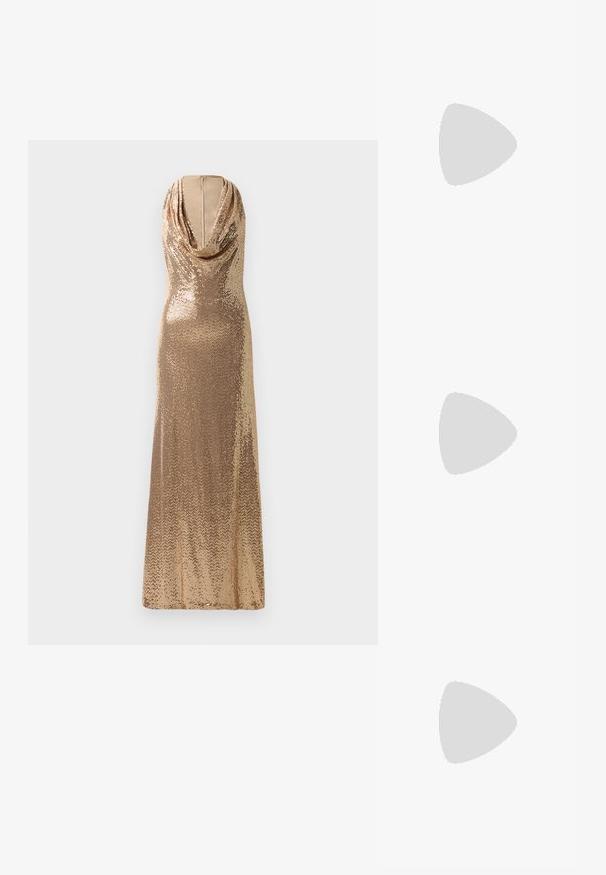 Gul paljet aftenkjole med draperet halsudskæring og tætsiddende silhuet. Gulvlængde design med lysende tekstur og en slids i siden.; Metallic guld højhælede pumps med spids tå, slank hæl, glat tekstur og minimale syninger på overdelen.; Rektangulær beige clutchtaske med gyldent blomsterbroderi og en guldkæde-rem på en ensfarvet baggrund.; Guldtonede chandelierøreringe med en klynge-design, der har runde og tårnformede klare krystaller, der fremhæver detaljerne.