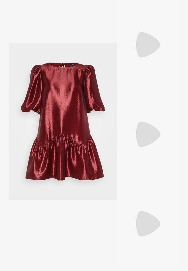 Robe métallique rouge avec des manches bouffantes, un col rond et un ourlet volanté. Texture lisse avec une finition brillante. Se noue dans le dos.; RAID ILLEANA - Bottines - burgundy; Sac à main en cuir synthétique blanc avec une forme triangulaire structurée, une bandoulière unique réglable et un rabat à courbes accentuées.; Boucles d'oreilles en métal argenté en forme de goutte, avec une surface lisse et réfléchissante, présentant un design sans couture et sans embellissements visibles.