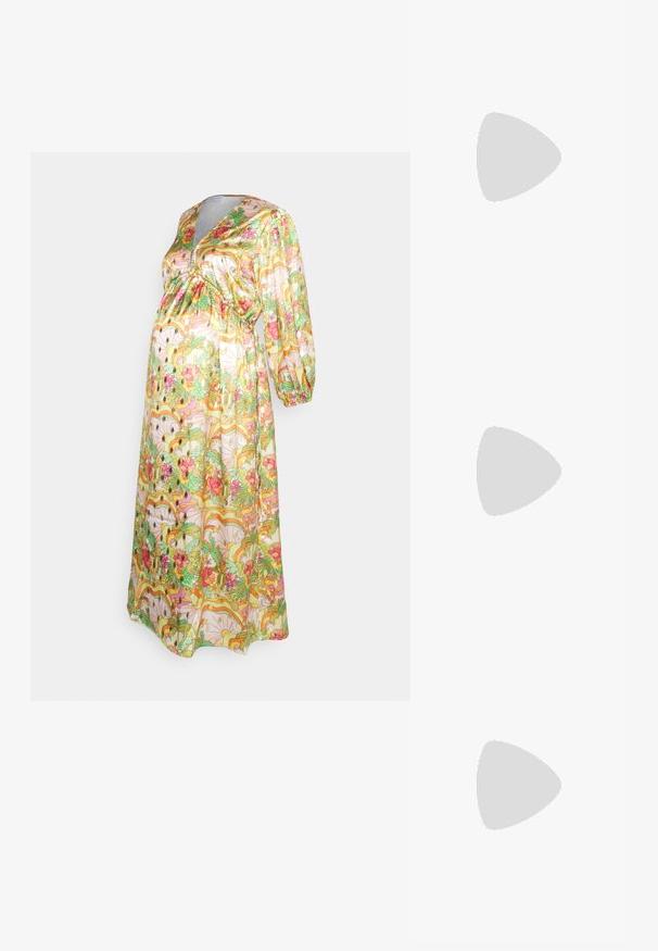 Never Fully Dressed MAMA SUNSET TROPICS ANNIES DRESS - Freizeitkleid - multi-coloured; Weiße Leder Slingback-Pumps mit spitzem Zehenbereich, mittelhohem Blockabsatz und verstellbarem Riemen. Sanfte Textur; minimalistisches Design.;  Gepolsterte grüne Schultertasche mit weicher Textur, rechteckiger Form, einem Trageriemen und goldfarbener Reißverschlussöffnung. Verfügt über ein gestepptes Muster.; Goldene Creolenohrringe zeichnen sich durch ein gewundenes, wellenförmiges Design mit glänzender Oberfläche aus. Sie sind mit einem Steckverschluss zum sicheren Tragen ausgestattet.