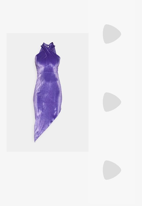 WAL G. JIM ASYMMERIC MIDI - Koktailové šaty/večierkové šaty - purple; Nohy v strieborných sandáloch na vysokých podpätkoch s tenkými pásikmi a štvorcovými špičkami stoja na svetlej ploche.; Strieborná metalická kabelka so tkaným sieťovým dizajnom, obdĺžnikového tvaru, s reťazovou rukoväťou na nosenie. Hladký povrch a lesklý finiš.; Náušnice s krištáľovými kvapkami so strieborným kovovým osadením, s viacerými obdĺžnikovými a štvorcovými brúsenými kameňmi usporiadanými v kaskádových radoch.