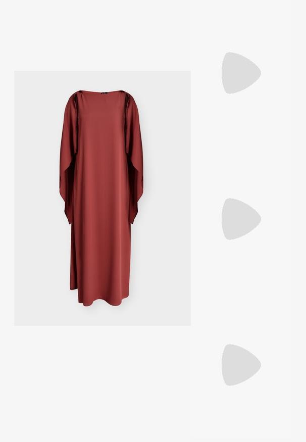 Lang, løstsiddende rustfarvet kjole med brede ærmer, der hænger nedad, vist mod en ensfarvet lys baggrund.; Pink laklæder højhælet sko med spids tå og tynd hæl. Glat tekstur med en blank finish. Ingen synlige accenter eller mønstre.; Blød lys grøn satin clutch taske med guld- og krystal kæde-rem, rektangulær form med bløde folder på en ensfarvet baggrund.; Sølvøreringe med flere klare krystaludsmykninger, med en struktureret overflade og et åbent rundt design.