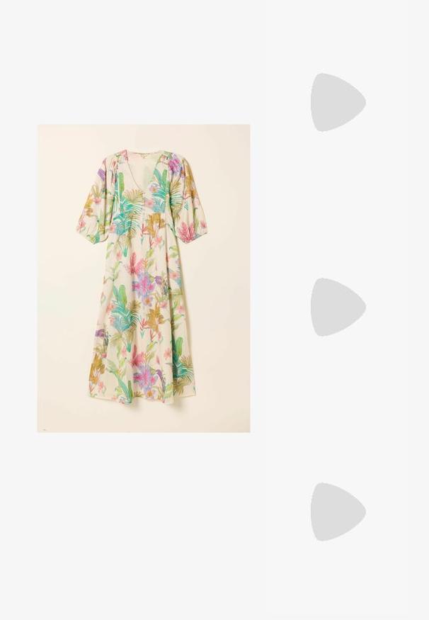 Robe midi blanche à col en V, manches trois-quarts bouffantes et imprimé floral tropical multicolore.; Sandales plates marron en cuir lisse avec un design à brides croisées, dotées d'une semelle plate et d'un style minimaliste.; Sac à main tressé rond en paille naturelle avec une finition texturée. Dispose d'une bandoulière en cuir marron lisse et d'une poignée circulaire.; Boucles d'oreilles en or en forme de créoles lisses et arrondies. Chaque créole est fine et légère, sans embellissements ni motifs.