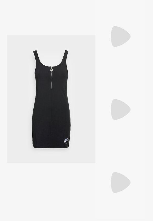Nike Sportswear AIR DRESS - Jerseyjurk - black; Zwarte hoge sneakers met witte rubberen zolen en veters. Voorzien van een ronde logo patch en contrasterende witte stiksels. Gemaakt van canvas.; Zwarte schoudertas van duurzaam materiaal, met een ronde vorm, een verstelbare schouderriem en een logo-opdruk aan de voorkant.; Zilveren ringoorbellen met een gedraaide ontwerp, met een gestructureerd oppervlak en een veilige sluiting. Lichtgewicht en reflecterend met een vloeiende afwerking.