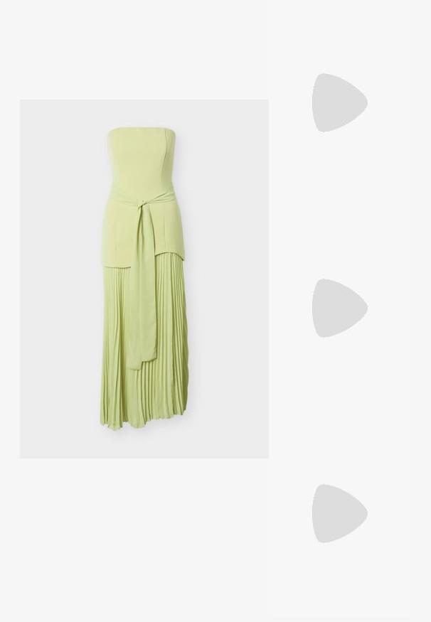 Lichtgroene strapless jurk met een gestrikte tailleband en een geplooide lange rok, getoond tegen een eenvoudige achtergrond.; Lichtblauwe sandaal met bandjes, vierkante teen, lage hak, verstelbare enkelband en een gladde, glanzende afwerking. Kruisende bandjes op de voetbed.; Geel geplooide handtas van soepel nepleer, met een zachte vorm, een enkele schouderriem en een verzameld ontwerp aan de bovenkant.; Een paar glanzende oorstekers in goudkleur, gevormd als knopen, tegen een effen witte achtergrond.