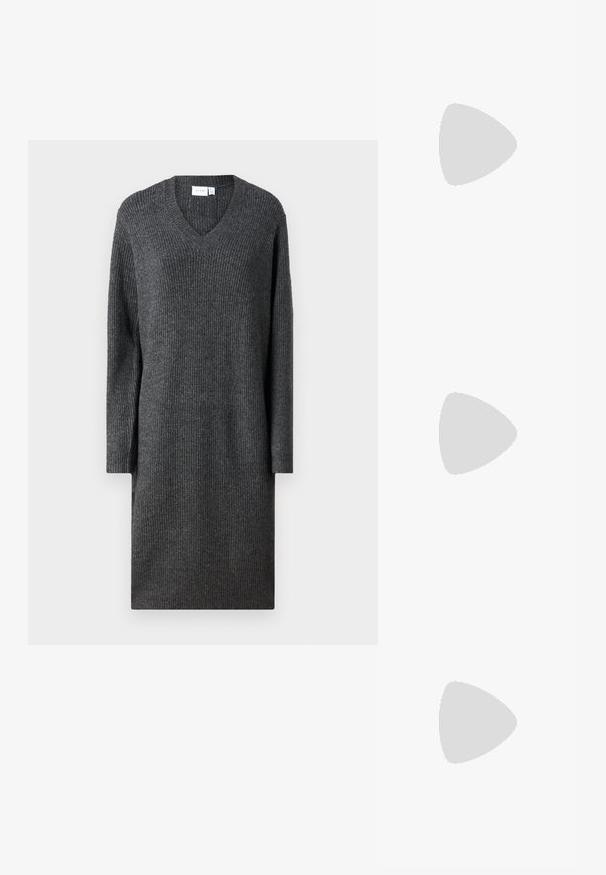 Vestido de punto gris con escote en V, mangas largas y corte holgado. Presenta una textura acanalada y cae por encima de la rodilla. Diseño simple y versátil.; Zapatos de charol negros con una suela de plataforma gruesa y cordones gruesos. Punta redondeada, detalles mínimos y una pequeña lengüeta en la parte trasera.; Bolso de mano de cuero negro con forma triangular, tapa en ángulo y un asa superior redondeada. Presenta una textura suave y detalles de diseño minimalistas.; Pendientes de aro plateados con un diseño minimalista. Forma circular, textura suave y perfil delgado. Livianos con un acabado pulido.