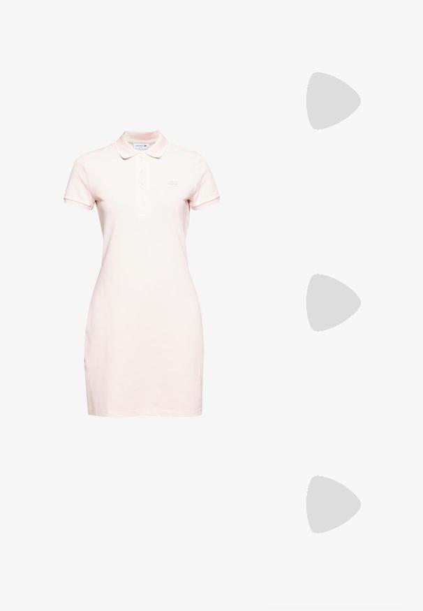 Polo-Kleid aus leichtem Baumwollstoff in Hellrosa, mit Kragen, kurzen Ärmeln, einer Drei-Knopf-Leiste und kleinem gesticktem Logo auf der Brust.; Weiße Plattform-Sneaker aus glattem Leder mit perforierten Details und flachen Schnürsenkeln; ausgestattet mit einer dicken weißen Gummisohle.; Goldfarbene Metallbrille mit ovalen Gläsern, schlanken Bügeln und klaren Nasenpolstern. Verfügt über subtile Scharnierakzente und transparente Gläser.; sweet deluxe EARRING - Ohrringe - silver-coloured