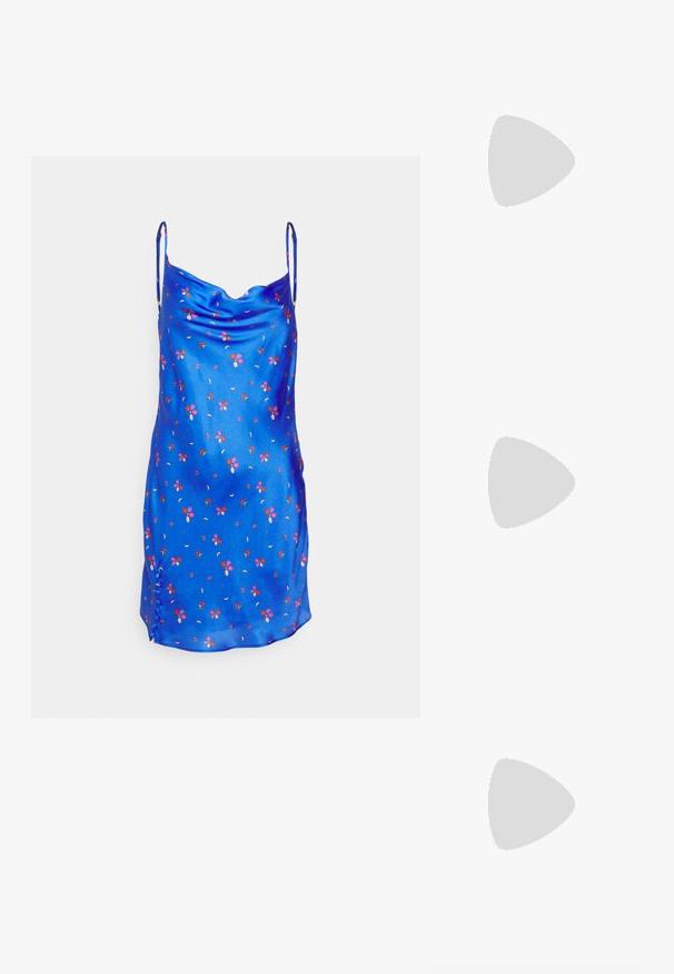Olivia Rubin ADALINE - Φόρεμα ημέρας - blue; Μπεζ παπούτσι μύτης με τακούνι από λαμπερό δέρμα, με ανοιχτό μπροστινό μέρος, καμπυλωτό σχέδιο λουριού και τακούνι στιλέτο, με λεπτομέρεια σε χρυσό τόνο.; Διάφανα πλαστικά γυαλιά με τετράγωνους σκελετούς και διαφανείς φακούς, με χρυσές λεπτομέρειες στους βραχίονες για επιπλέον στυλ.; Μαλακό, κρεμ δερμάτινο τσαντάκι χειρός με σχεδίαση με gathers και λεπτό λουράκι ώμου, τοποθετημένο μπροστά σε απλό φόντο.