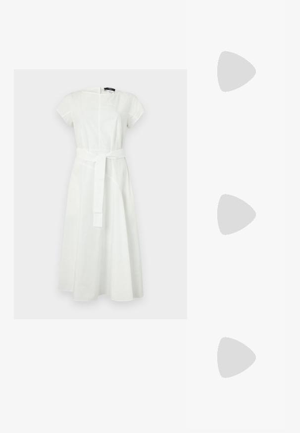 Witte katoenen jurk met korte mouwen en een ronde halslijn. Heeft een ceintuur in de taille en een vloeiende rok met naaddetails.; Gouden metallic, gestrikte hoge hak sandaal met een gesp sluiting, open teen en een gladde textuur. Kenmerkt zich door een slanke, puntige hak.; Kleine gouden metallic clutch met zilveren sluiting en kettingriem op een effen lichte achtergrond.; Gouden creolen met een verbonden ontwerp en een gladde, druppelvormige accent. De reflecterende afwerking vergroot de visuele aantrekkingskracht.