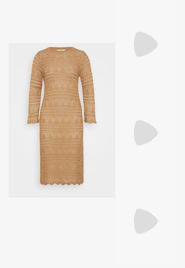Strikkjole i beige med lange ærmer, med et tekstureret mønster af hulmønster og bølget kant. Fremstillet af letvægts, åndbart materiale.; Brune knæhøje støvler lavet af glat kunstlæder, med spids tå, blokhæl med lodrette riller og et minimalistisk design.; Brune skildpadde solbriller med en vintage katteøje-form og brune linser. Har buede arme med røde detaljer.; Pilgrim Øreringe - gold-coloured