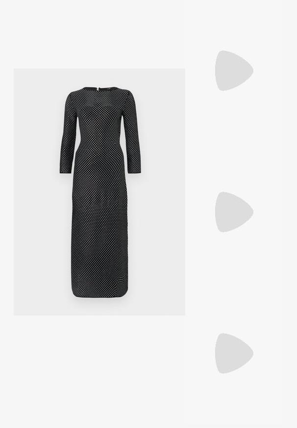 Robe longue noire à manches longues avec un col rond, ornée d'un motif à pois blancs sur l'ensemble et d'une fermeture éclair dissimulée dans le dos.; Chaussure pour femme en cuir blanc avec bride arrière, bout pointu, petit talon kitten bas et petit nœud décoratif sur le dessus, vue de profil latéral.; Pochette en cuir beige plissé avec un cadre en métal argenté, dotée de deux fermoirs ronds décoratifs et d'une chaîne en argent.; Boucles d'oreilles en clip argentées avec un design en spirale, présentant une texture métallique lisse et des formes arrondies. Pas d'embellissements ou de motifs visibles.