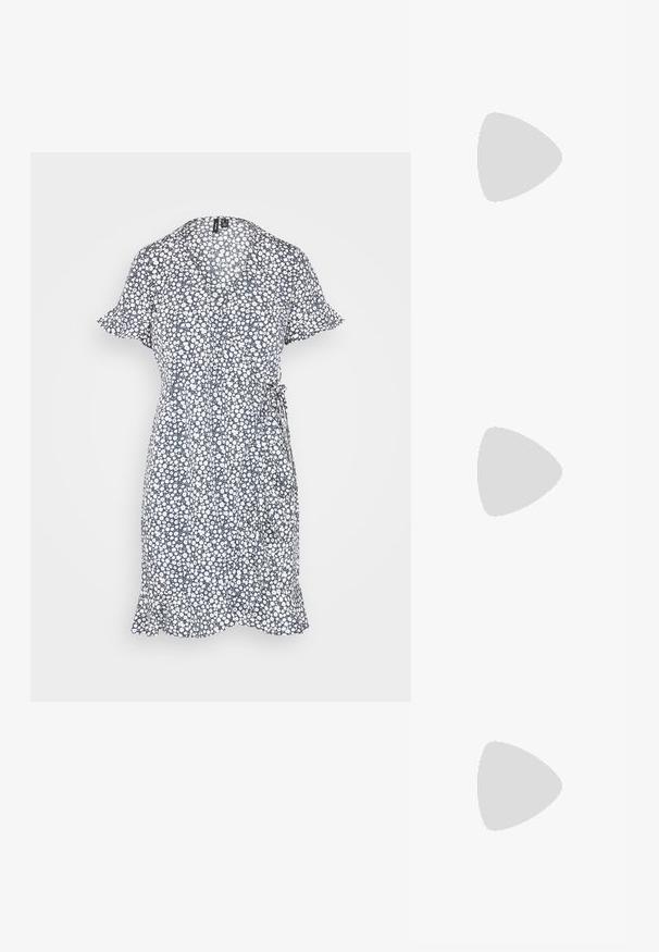 Vero Moda VMHENNA WRAP FRILL  - Hverdagskjole - ombre blue; Hvide læder slingback pumps med spids tå, mellemhøj blokhæl og justerbar rem. Glat tekstur; minimalistisk design.; Blød, cremefarvet læder clutch taske med samlet, rynket design og en tynd skulderrem, der hviler foran på en ensfarvet baggrund.; Sølv hoop øreringe med et kors og hjerte charm. Glat, skinnende tekstur med en poleret finish. Hver charm hænger fra en sikker løkke.