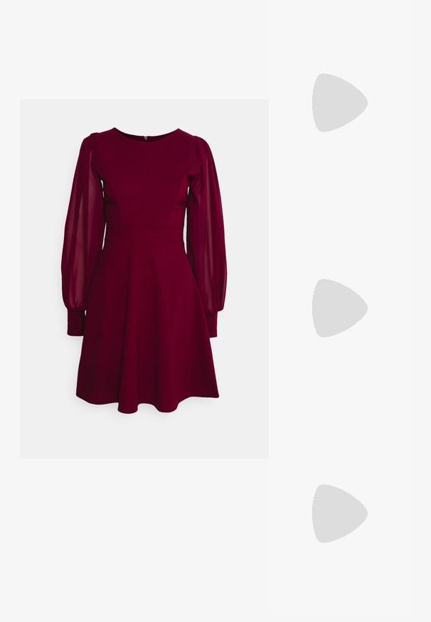 Bordeaux jurk met een aansluitend lijfje, ronde halslijn en lange doorschijnende pofmouwen. Uitlopende rok met subtiele stiksels.; NA-KD Klassieke pumps - black; Zilveren metallic clutch met een geweven gaasontwerp, rechthoekige vorm en een kettingriem om mee te dragen. Gladde textuur en gepolijste afwerking.; Gouden creolen met een gladde, gepolijste afwerking. Ronde vorm, middelgrote maat, met een veilige sluitmechanisme.