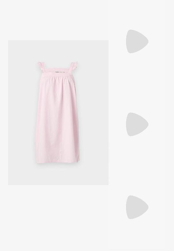 Vestido sin mangas de color rosa claro con tirantes fruncidos y tela recogida debajo del escote cuadrado.; Chancla única de color rosa claro con suela texturizada y correas metálicas de oro rosa en forma de Y sobre un fondo liso.; Gafas de sol con degradado marrón y un marco translúcido rosa, forma cuadrada y brazos de metal delgados. Presenta bordes redondeados y un diseño minimalista.; Bolso de tela suave para el hombro con patrón de cuadros rojos y blancos, asa con nudo y forma triangular sobre un fondo liso.