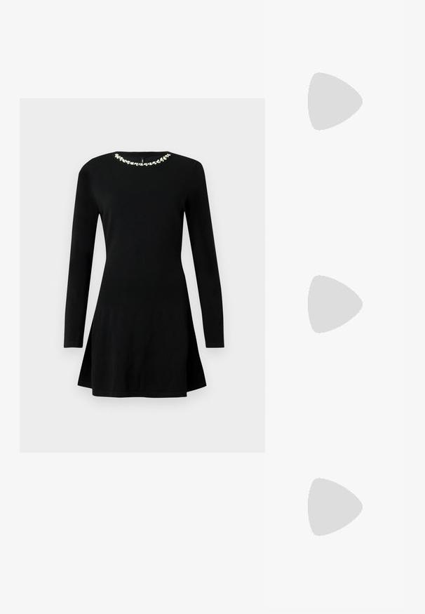 Robe noire à manches longues ajustée avec un léger évasement à l'ourlet et des embellissements floraux blancs décoratifs autour de l'encolure.; Bottes noires montantes en cuir brillant avec un design froncé, bout pointu et talon block chunky. Texture lisse avec un léger éclat.; Sac à main en cuir noir de forme arrondie, décoré de clous argentés et équipé d'une poignée courte. Texture lisse et fermeture éclair.; Boucles d'oreilles argentées en forme d'étoile, avec une surface lisse et brillante. Chaque boucle d'oreille possède cinq pointes et des détails subtils de texture de surface.