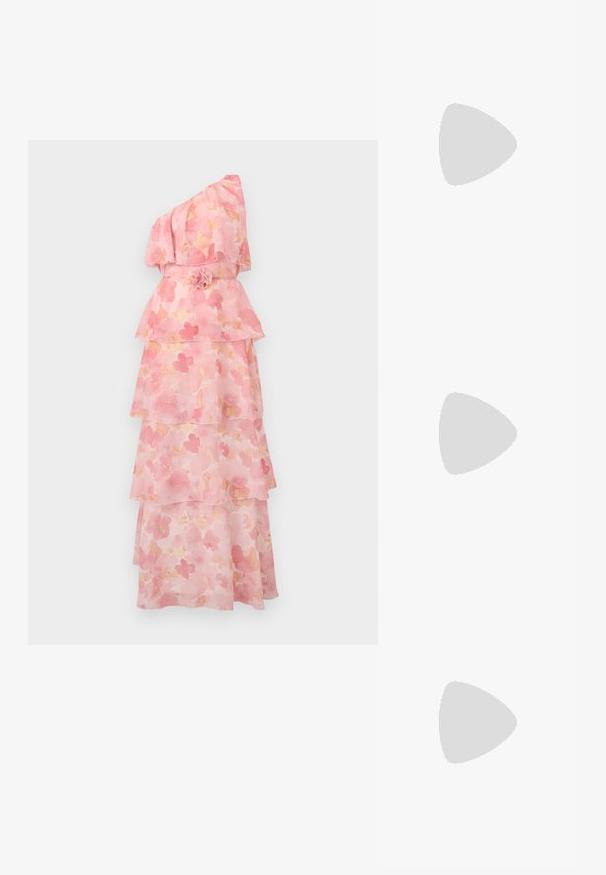 Enskuldet pink blomsterlaget kjole med flæset overdel og en blomst detalje ved taljen mod en ensfarvet baggrund.; Guldfarvede hæle-sandaler med en strappy design, firkantet blokhæl og justerbar ankelrem med spænde. Glat tekstur.; Lille skuldertaske i pastel lyserød med justerbar strop og frontsløjfe med guldspidsdetaljer på ensfarvet baggrund.; Øreringe i guldfarve formet som to forbundne blomster med strukturerede kronblade og en perle i midten af hver blomst.