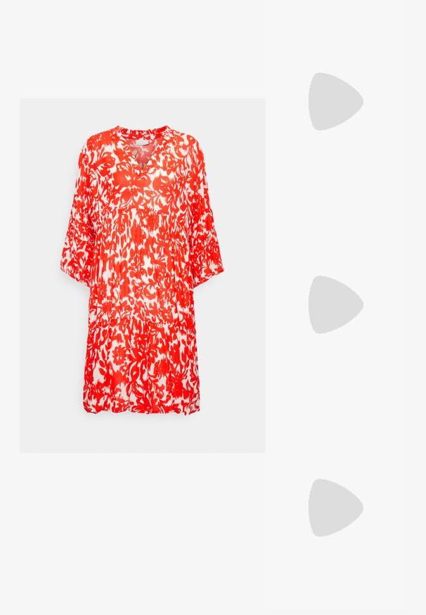 Túnica de patrón floral en rojo y blanco con escote en V, mangas de tres cuartos y textura plisada. Tela ligera y fluida.; Sandalia negra con suela plana, hebilla ajustable, dos correas anchas y textura suave, diseñada para la comodidad y facilidad de uso.; Gafas de sol carey con forma de ojo de gato vintage, lentes marrones degradados y un acabado suave y brillante en las monturas y los brazos.; Pendientes de aro retorcidos en oro con una superficie lisa, que cuentan con un respaldo transparente y herrajes en tono dorado.
